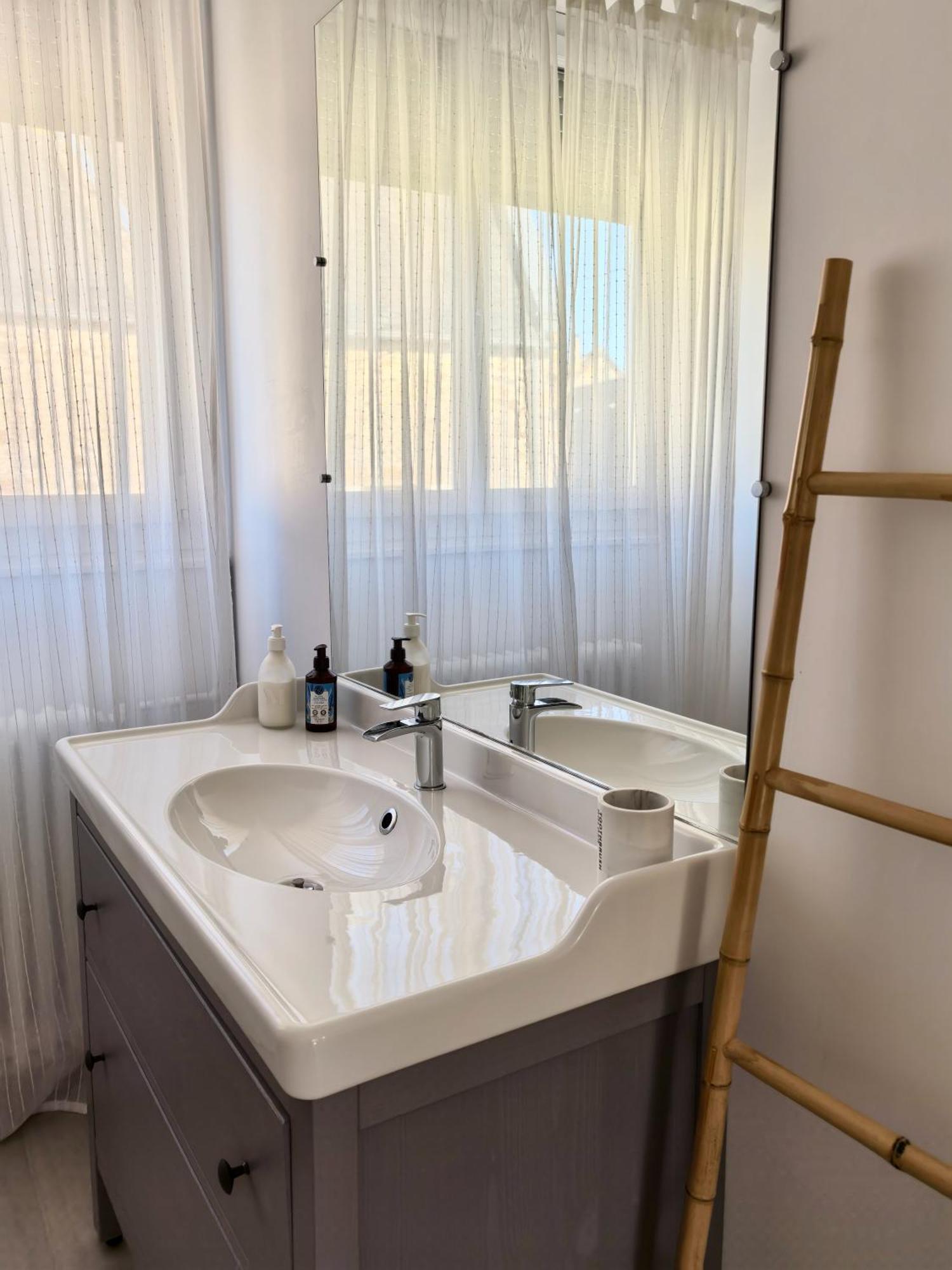 Hébergement de vacances La Triolette, Maison Chaleureuse, Indépendante Et Refaite à Neuf Dans Le Vieux Coutainville, Tourisme Ou Télétravail *